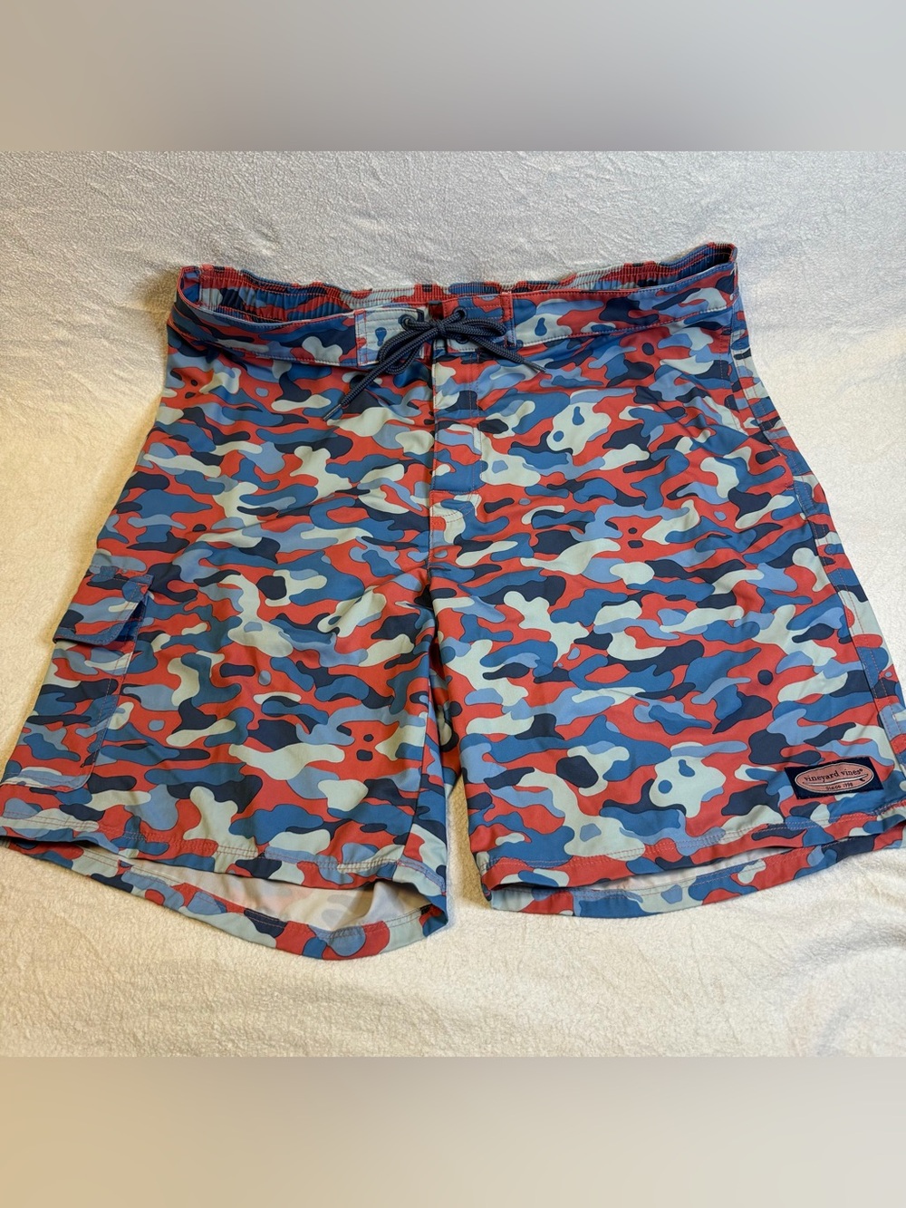 Men's Vineyard Vines Size 38 Red & Blue Camo Swim Shorts